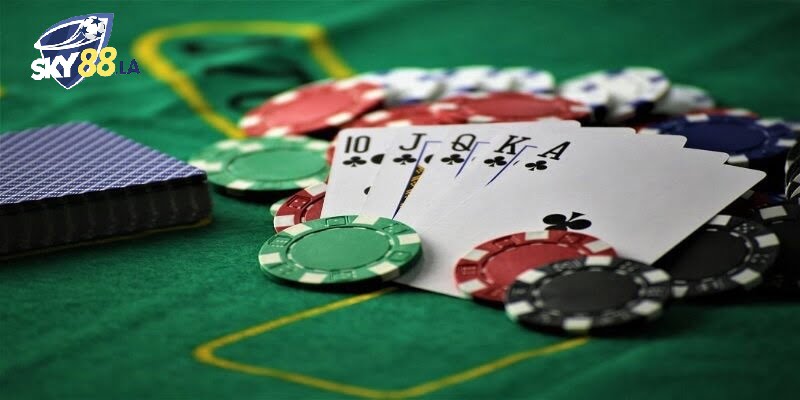 Để nắm được cách chơi bài Tiến Lên luôn thắng thì bet thủ cần hiểu bài Tiến Lên là gì